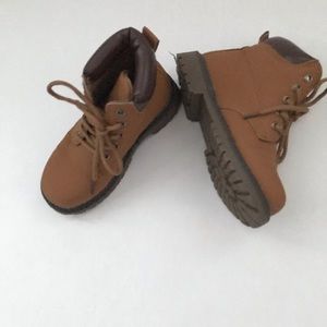 Boys lace up boots .